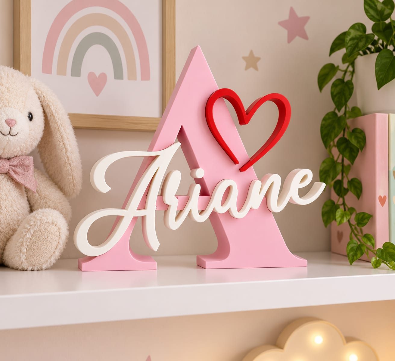 Letra A rosa con el nombre Ariane y una decoración de corazón rojo